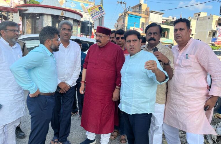 रुड़की नगर निगम के जलभराव क्षेत्र का कैबिनेट मंत्री सतपाल महाराज ने किया निरीक्षण, समस्या के समाधान के लिए विधायक प्रदीप बत्रा के सुझाव पर अमल किया जाएगा
