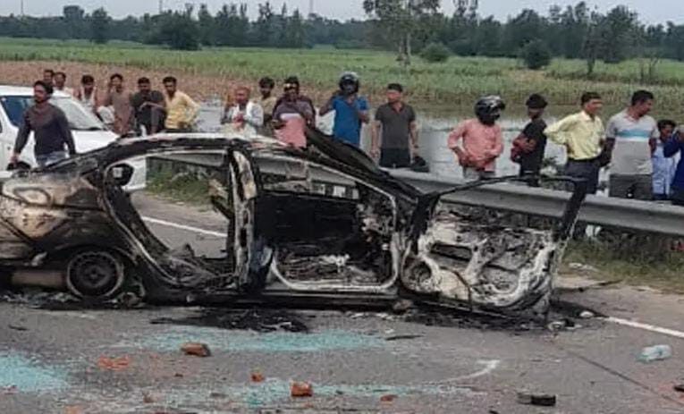रुड़की में डम्‍पर ने बाइक सवार कांवड़ियों को कुचला, दो की मौत, आक्रोशित कावड़ियों ने कार को लगाई आग