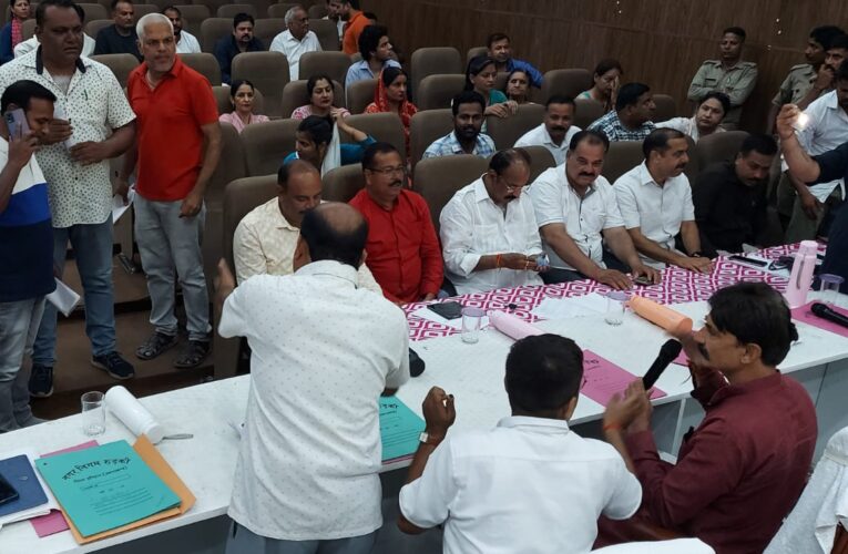 रुड़की नगर निगम की बोर्ड बैठक में जोरदार हंगामा, पार्षदों ने अध्यक्ष की कुर्सी पर चंद्र प्रकाश बाटा को बैठाया