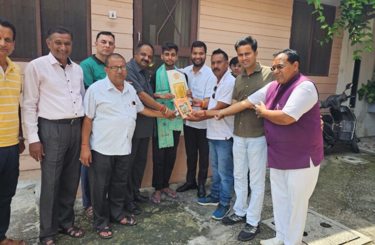 युगांडा में पैरा बैडमिंटन अंतरराष्ट्रीय चैंपियनशिप में स्वर्ण पदक विजेता वंश उपाध्याय को किया सम्मानित