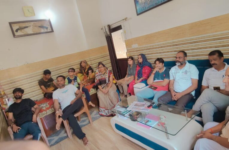 मन की बात कार्यक्रम से मिलती है प्रेरणादायक जानकारी: प्रदीप चौहान, करौंदी गांव में भाजपाइयों ने सुनी पीएम के मन की बात