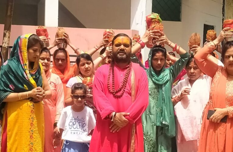 भगवान शिव की पूजा करने से मनुष्य को अकाल मृत्यु का भय नहीं होता, रुड़की में कथा शुरू होने से पूर्व निकाली गई कलश यात्रा