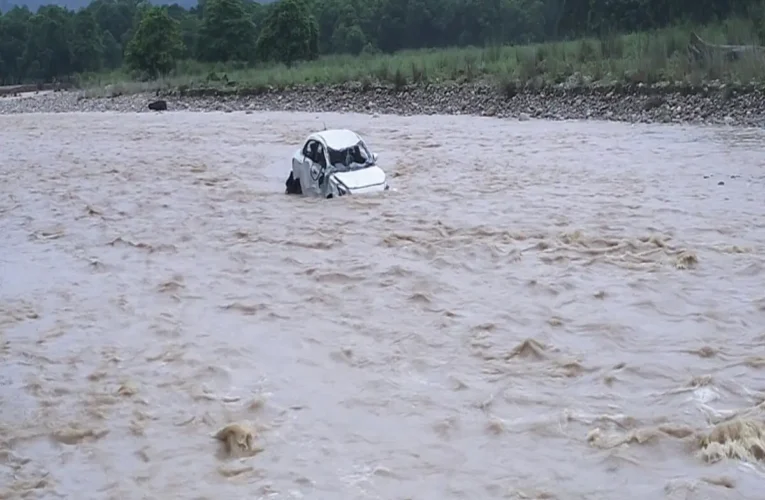 चीला के घासीराम स्रोत में बही कार, पार्क कर्मियों ने रेस्क्यू कर दो कार सवारों को बचाया