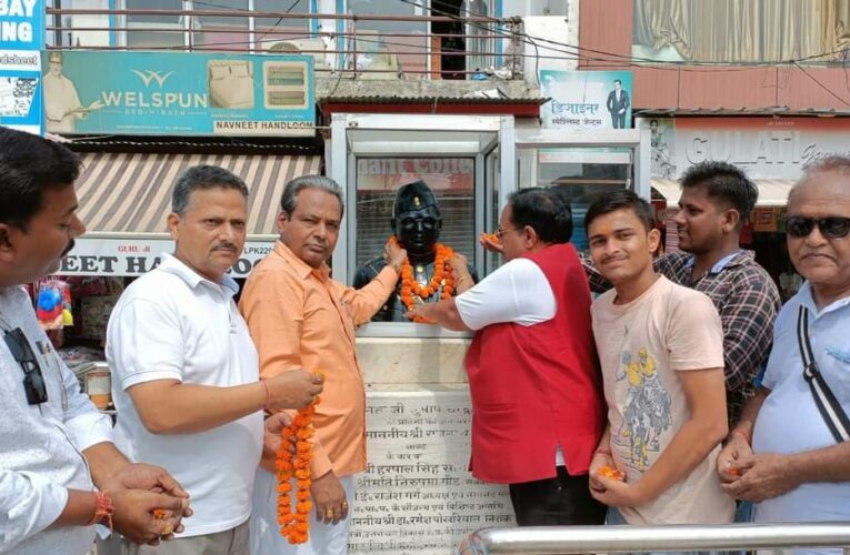 नेताजी भारत के स्वतंत्रता संग्राम के अग्रणी तथा सबसे बड़े नेता थे, नेताजी सुभाष चंद्र बोस को श्रद्धा सुमन अर्पित किए गए