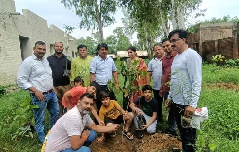 प्राथमिक स्वास्थ्य केन्द्र इमलीखेड़ा में मेरी माटी मेरा देश अभियान के अंतर्गत किया गया पौधारोपण, लदाख में सेना की गाड़ी दुर्घटनाग्रस्त में शहीद हुए वीर जवानों को दी श्रद्धांजलि