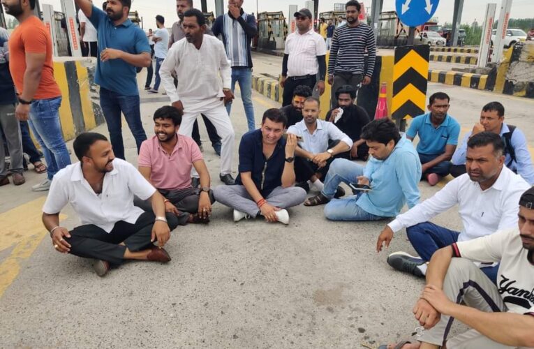 बहादराबाद टोल प्लाजा पर स्थानीय लोगों ने किया धरना-प्रदर्शन, प्रबंधन के खिलाफ की नारेबाजी, लोगों और टोल कर्मियों के बीच हुई नोकझोंक