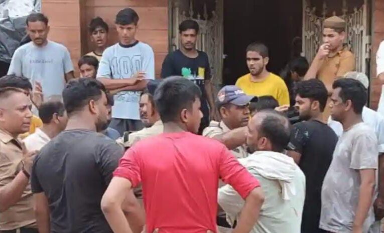 मंगलौर में दुकान के विवाद को लेकर दो पक्षों में जमकर संघर्ष, दोनों ओर से लाठी-डंडे चले हुआ पथराव