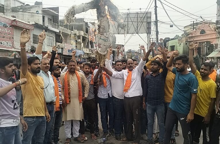 रुड़की में विहिप कार्यकर्ताओं ने हरियाणा में हुई घटना के विरोध में नारेबाजी कर प्रदर्शन किया, कहा-विवाद पैदा करने वालों को चिन्हित कर कड़ी सजा दी जानी चाहिए