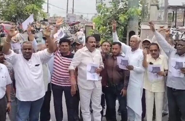 रुड़की में यूपी के कैबिनेट मंत्री के खिलाफ लोगों ने नारेबाजी कर प्रदर्शन किया, मंत्री पद से बर्खास्त करने की मांग की