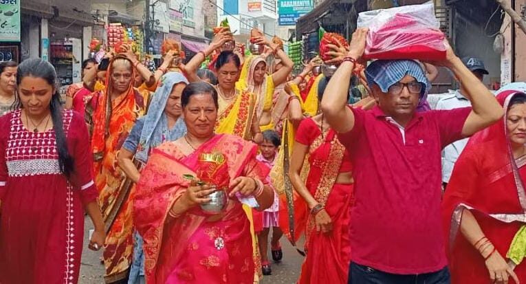 भगवानपुर में शिव पुराण कथा से पहले निकाली गई भव्य कलश यात्रा, महिलाएं कलश सिर पर रखकर चलीं तो चारों ओर हो गया वातावरण भक्तिमय