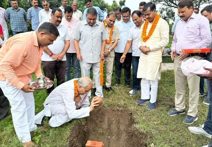 पार्क के नवीनीकरण एवं सौंदर्यीकरण कार्य का शुभारंभ, विधायक आदेश चौहान ने कहा-रानीपुर विधानसभा के सभी पार्कों का होगा चरणबद्ध  सौंदर्यीकरण