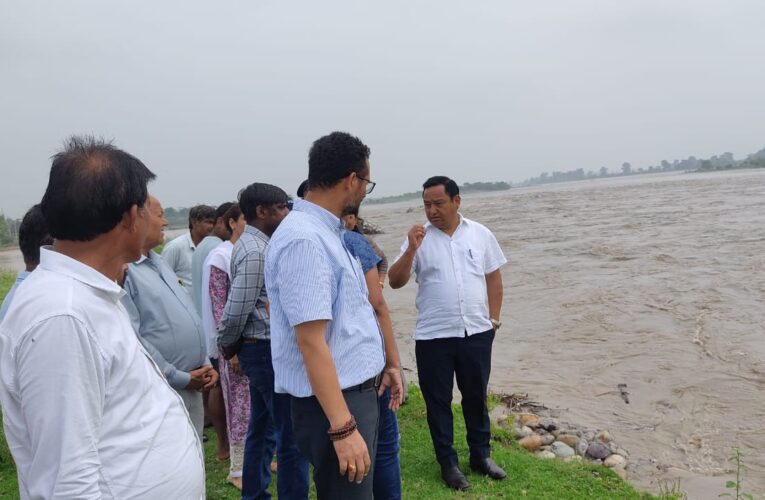 हरिद्वार डीएम ने लिया श्यामपुर कांगड़ी गांव के पास तटबन्ध में हो रहे कटाव का जायजा, 20 लाख रूपये की धनराशि स्वीकृत