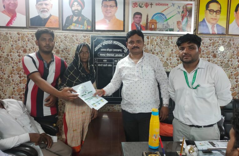 नगर पंचायत अध्यक्ष प्रतिनिधि सुबोध राकेश ने किसानों को दिए मृदा स्वास्थ्य कार्ड