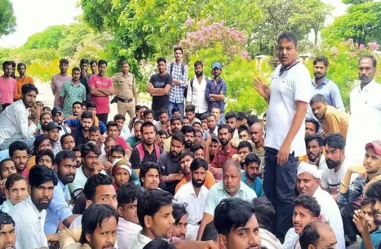 झबरेड़ा-मंगलौर मार्ग पर केबल फैक्ट्री के कर्मचारियों ने मैनेजर के खिलाफ किया धरना-प्रदर्शन, जातिसूचक शब्द कहने का लगाया आरोप