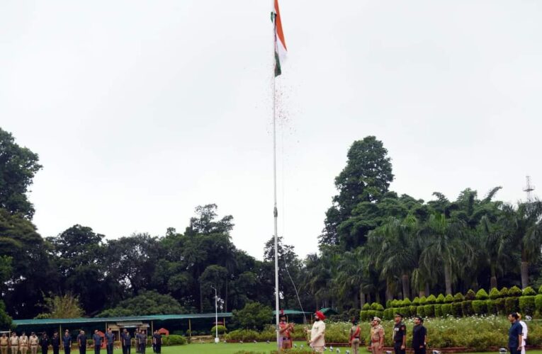 राज्यपाल लेफ्टिनेंट जनरल गुरमीत सिंह ने राजभवन परिसर में किया ध्वाजारोहण, महान स्वतंत्रता सेनानियों एवं शहीदों को अर्पित की श्रद्धांजलि