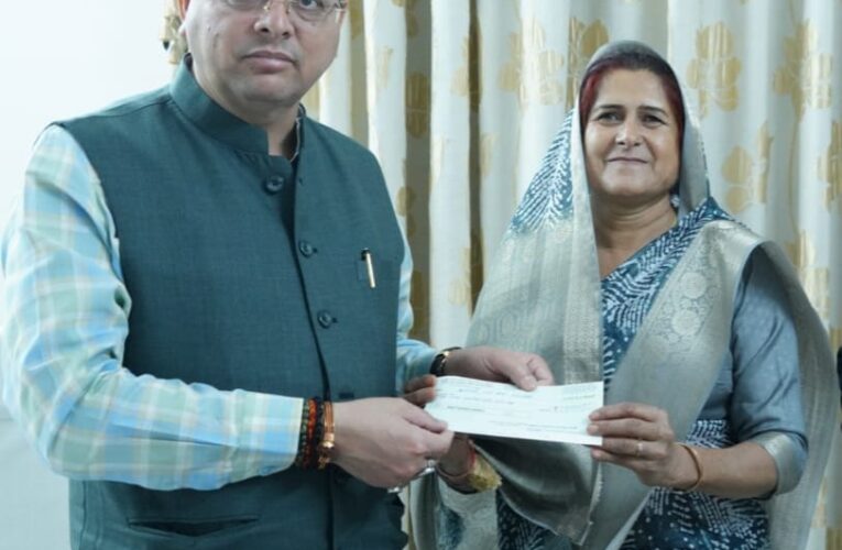 हरिओम सरस्वती कॉलेज धनौरी ने मुख्यमंत्री राहत कोष में दिया 1.51 लाख का चेक