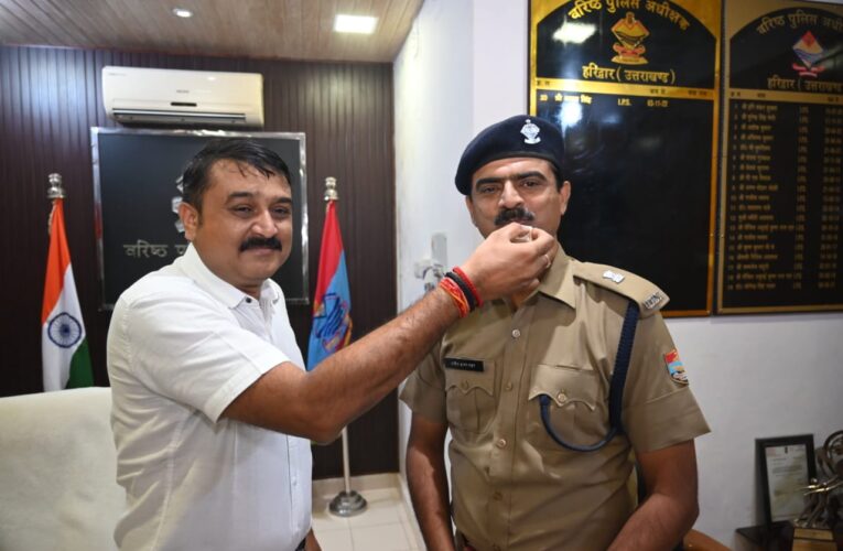 लक्सर सीओ मनोज ठाकुर बने एएसपी, एसएसपी ने कंधों पर अशोक स्तंभ लगाकर दी बधाई