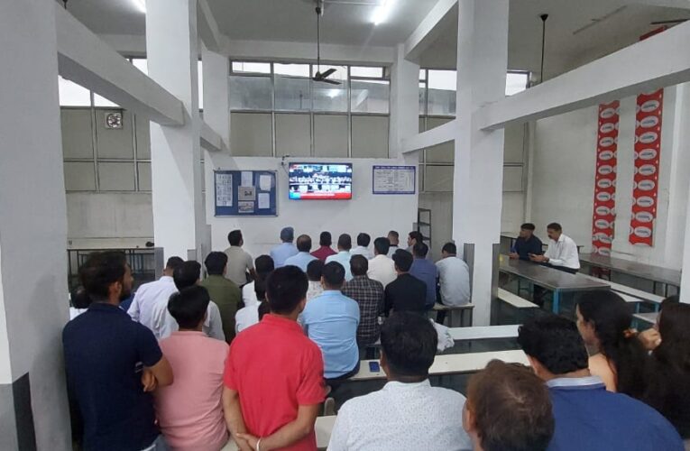 प्रीतम इंटरनेशनल प्राइवेट लिमिटेड में चंद्रयान की लैंडिंग का लाइव प्रसारण देखा, कहा-देश के लिए गर्व का पल
