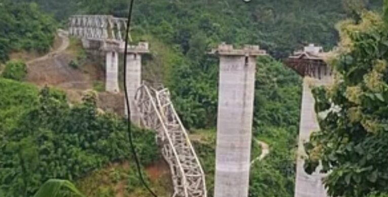 बड़ा हादसाः रेलवे पुल गिरा, 17 की मौत, मलबे में अभी कई लोग दबे