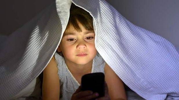 बच्चों के लिए मीठा जहर साबित हो रहा स्मार्टफोन, कमर दर्द समेत हो रही कई समस्याएं
