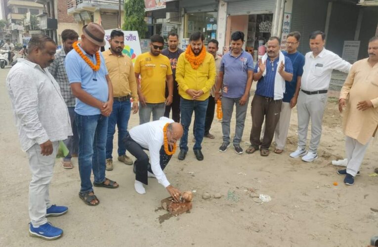 शिवालिक नगर में सभी जगह पर हो रहे हैं विकास कार्य, पालिकाध्यक्ष राजीव शर्मा ने किया सड़क के चौड़ीकरण कार्य का शुभारंभ