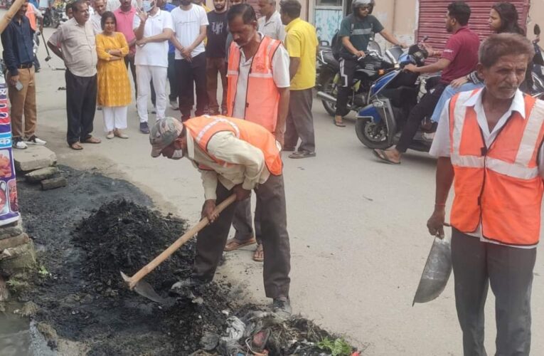 स्वस्थ जीवन जीने के लिए स्वच्छता जरूरी, पालिका अध्यक्ष राजीव शर्मा ने शिवालिक नगर में किया स्वच्छता पखवाड़े का शुभारंभ