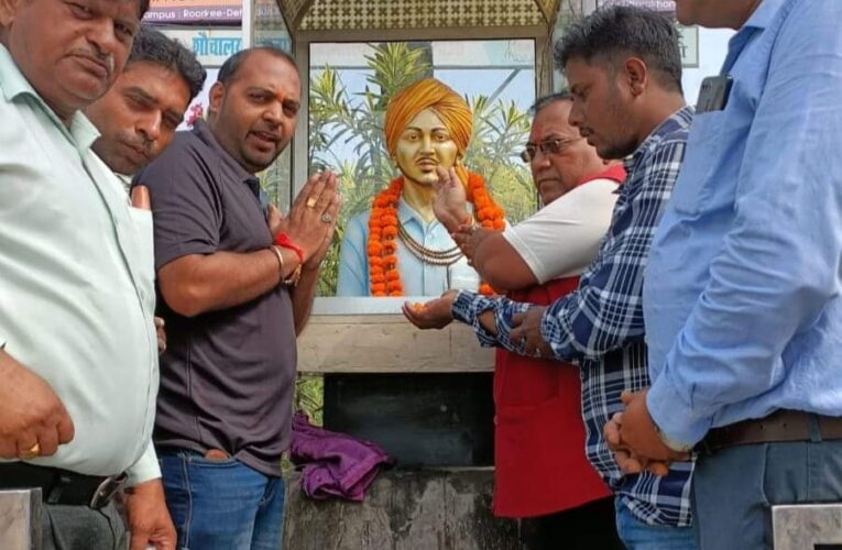 भगत सिंह ने देश की आजादी के लिए अपनी जान न्योछावर कर दी, रुड़की में शहीद सरदार भगत सिंह की प्रतिमा पर पुष्प अर्पित किए