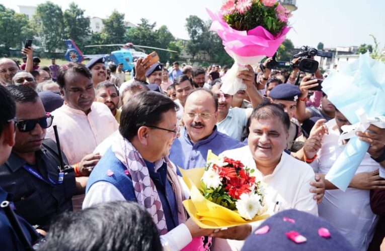 लंदन दौरे से देहरादून पहुंचे सीएम पुष्कर सिहं धामी, मंत्रीगणों, विधायकगणों एवं पार्टी पदाधिकारियों ने किया भव्य स्वागत