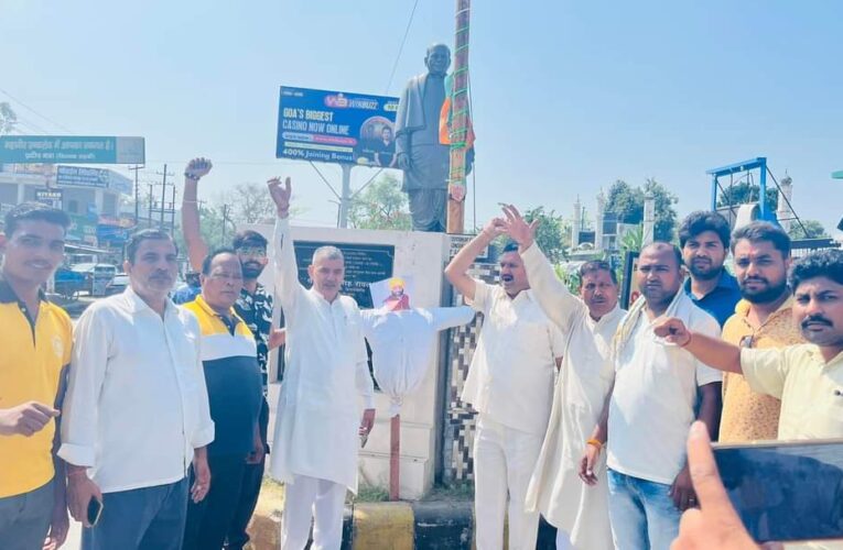 रुड़की में कांग्रेस किसान कार्यकर्ताओं ने पंजाब सरकार के खिलाफ किया प्रदर्शन, फूंका पुतला, कहा-पंजाब सरकार किसान विरोधी