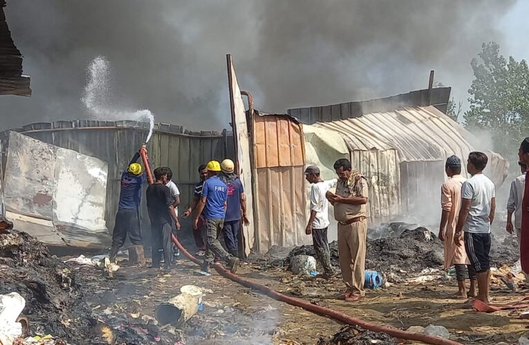 भगवानपुर में संदिग्ध परिस्थितियों में लगी कबाड़ी के गोदाम में आग, दमकल की तीन गाड़ियों ने बड़ी मशक्कत के बाद आग पर पाया काबू