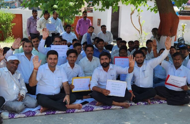 भगवानपुर में अधिवक्ताओं ने किया जोरदार प्रदर्शन, हापुड़ में लाठी-चार्ज करने वाले पुलिस कर्मियों के विरुद्ध कड़ी कार्रवाई करने की मांग की