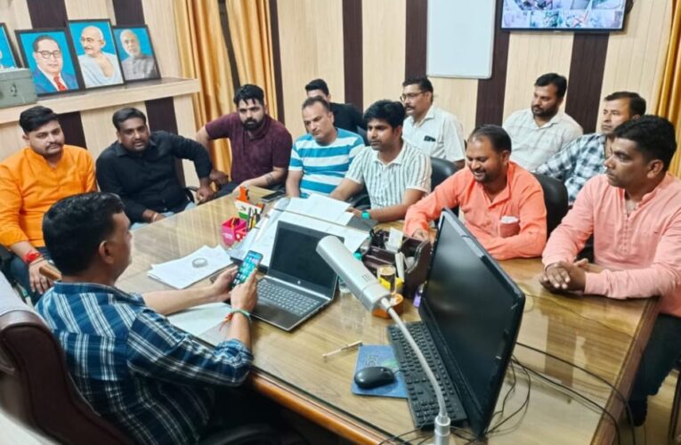भाजपा नेताओं ने किया डीजीएम का घेराव, जताई नाराजगी, अफसरों पर जनता को परेशान करने का लगाया आरोप