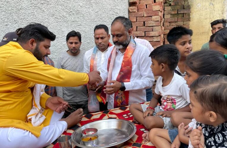 भाजपा नेता प्रदीप चौहान ने खुब्बनपुर गांव में किया भगवान श्री कृष्ण की भव्य शोभायात्रा का शुभारंभ, कहा-श्रीकृष्ण भगवान ही हमें सिखाते हैं कि जीवन कर्म प्रधान है