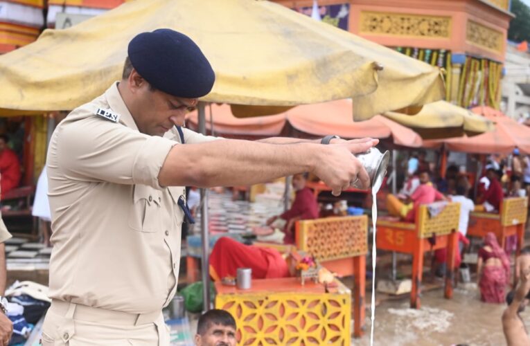 नवनियुक्त पुलिस कप्तान परमेंद्र डोबाल ने पूजा-अर्चना कर लिया मां गंगा का आर्शीवाद, संभाला चार्ज, गिनाई प्राथमिकताएं
