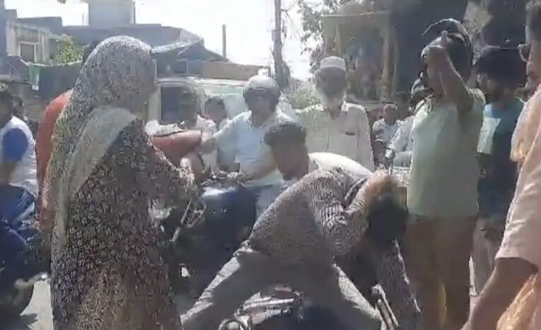 रुड़की में स्कूटी पर सवार दो युवतियों पर अश्लील फब्तियां कसना बुलेट सवार युवकों को पड़ा भारी, सरेआम सड़क पर युवकों की जमकर धुनाई की