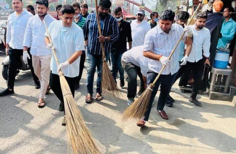 शहर विधायक प्रदीप बत्रा के नेतृत्व में चलाया गया स्वच्छता अभियान, ज्वाइंट मजिस्ट्रेट रुड़की अभिनव शाह और नगर आयुक्त विजय नाथ शुक्ला रहे मौजूद