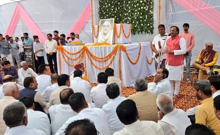 जिला पंचायत अध्यक्ष की माता को श्रद्धांजलि दी,  किरण चौधरी की माता ज्ञानवती देवी का 16 अक्टूबर को हो गया था देहांत