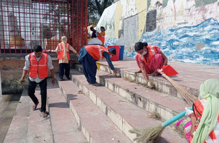 प्रीतम इंटरनेशनल प्राइवेट लिमिटेड रायपुर ने चलाया स्वच्छता अभियान, कर्मचारियों ने गंगा को स्वच्छ बनाए रखने की ली शपथ