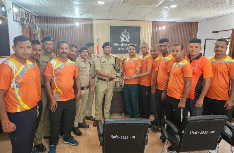 एसएसपी प्रमेंद्र डोबाल ने पुलिस टीम की हौसला अफजाई की, खिलाड़ियों के उत्साहवर्धन के लिए ट्रैक सूट देने के दिए निर्देश