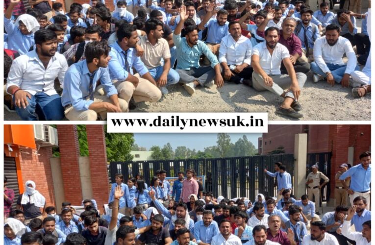 भगवानपुर: छात्रों ने क्वांटम यूनिवर्सिटी के गेट पर किया धरना-प्रदर्शन, कहा-बैक फीस डिबार्ड और ईयर बैक के नाम पर छात्रों से बेवजह ली जा रही रकम