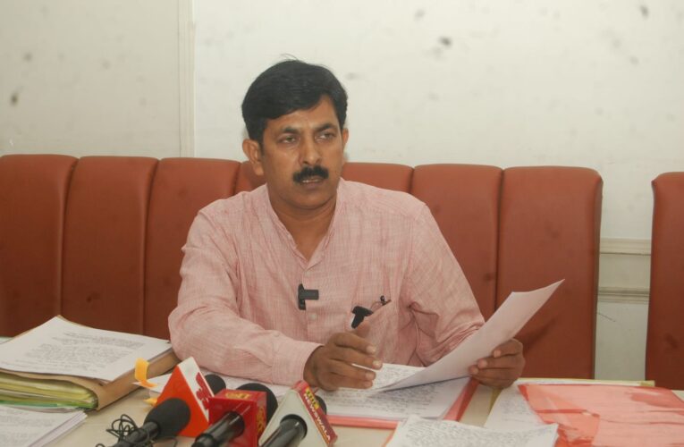 केएलडीएवी इंटर काॅलेज के सहायक अध्यापक अरविंद कुमार सैनी ने प्रधानाचार्य पर लगाए उत्पीड़न के आरोप, जताया जानमाल का खतरा