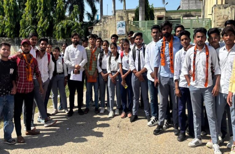 कॉलेज यूनिवर्सिटी के खिलाफ एबीवीपी का प्रदर्शन, दोनों संस्थाओं पर रिजल्ट समय से तैयार नहीं करने और अन्य अनियमितताओं का आरोप