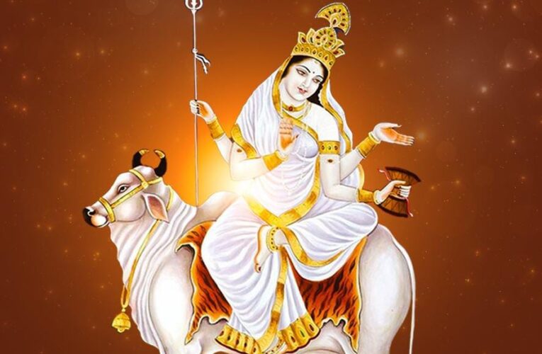 नवरात्रि के आठवें दिन मां के आठवें स्वरूप मां महागौरी की पूजा- अर्चना की जाती है, अष्टमी के दिन कन्या पूजन का भी विशेष महत्व