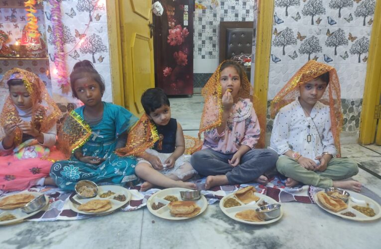 रुड़की में अष्टमी पर मां महागौरी की आराधना के साथ हुआ कन्याओं का पूजन, माता के दर्शनों को मंदिरों में रही भक्तों की भीड़