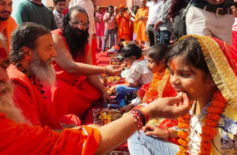 नवमी पर अखाड़ा परिषद अध्यक्ष श्रीमहंत रविंद्रपुरी ने किया कन्या पूजन, कहा-मां भगवती का साक्षात अवतार हैं कन्याएं