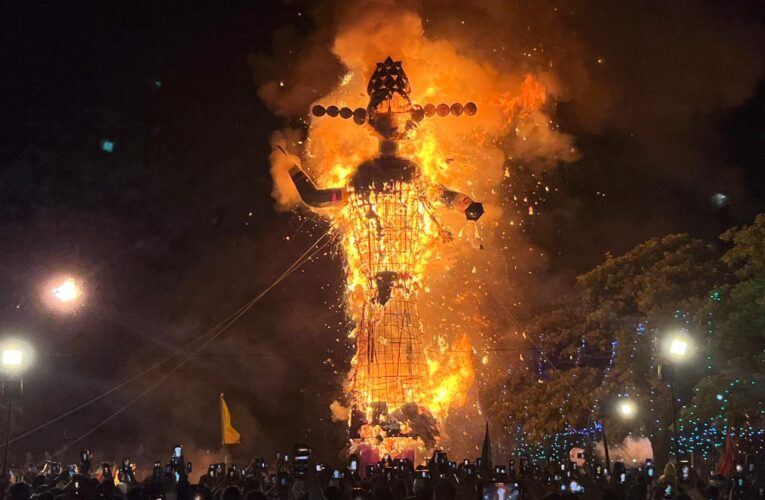 धू- धू कर जले रावण और मेघनाद के पुतले, हर और गूंजे जय श्री राम के जयकारे, श्री रामलीला कमेटी की व्यवस्थाओं की शहर में चौतरफा हुई तारीफ