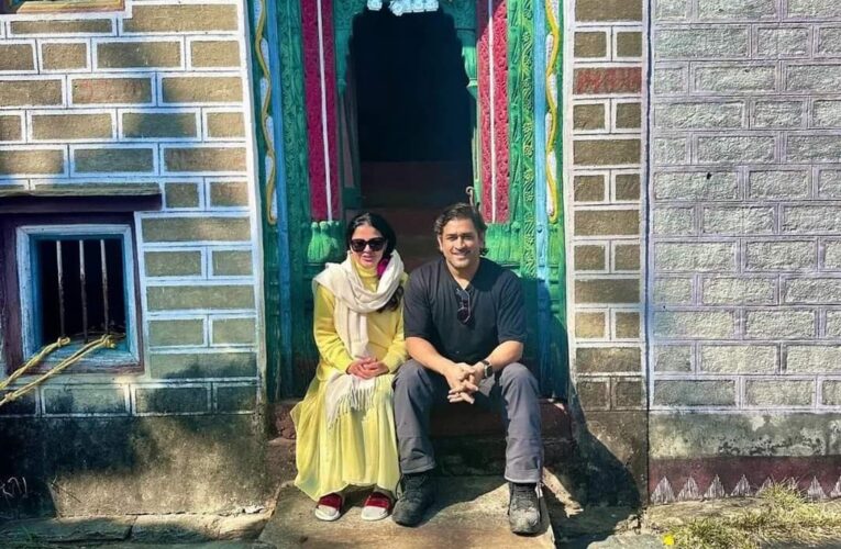उत्तराखंड: भारतीय क्रिकेट टीम के पूर्व कप्तान महेंद्र सिंह धोनी पत्नी साक्षी संग पहुंचे अपने पैतृक गांव, बुजुर्गों का लिया आशीर्वाद
