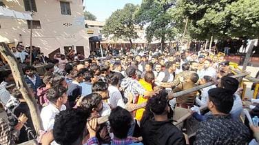 देहरादून के डीएवी में आपस में भिड़े छात्र संगठन, चले लात-घूसे, पुलिस ने लाठीचार्ज कर दौड़ाया