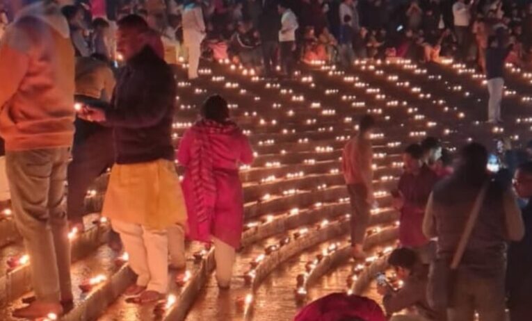 देव दीपावली पर हर की पैड़ी पर जले हजारों दीप, आतिशबाजी से सतरंगी हो उठा आसमान, टनल में फंसे मजदूरों के लिए की कामना
