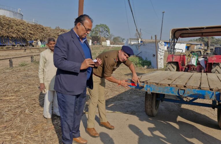 पुलिस की सड़क सुरक्षा को लेकर ट्रैक्टर ट्रालियों पर रिफ्लेक्टर लगाए, कोहरे के दौरान वाहनों के हादसों को रोका जाए